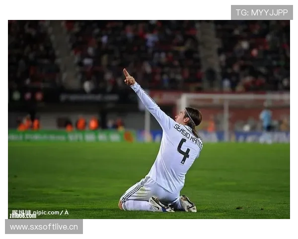 拉莫斯从右后卫到顶级中卫的转型轨迹解析